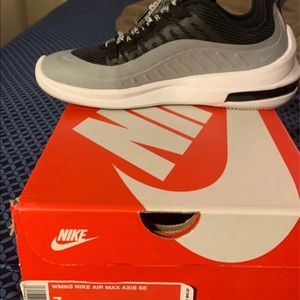 Nike AirMax Axis SIZE 7Women